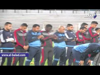 صدى البلد | جهاز الكرة بالمقاصة يقطع التدريب لاداء صلاة المغرب بالملعب