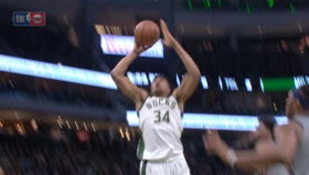Giannis with monster dunks in Bucks win