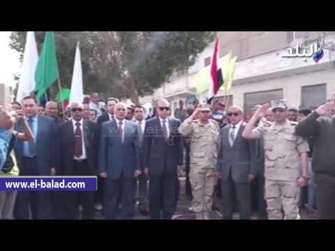 صدى البلد | الهجان يضع إكليل من الزهور على النصب التذكاري لشهداء معركة البارود بقنا