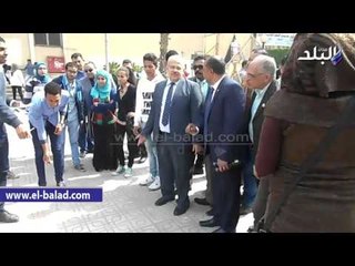 صدى البلد | نائب رئيس جامعة القاهرة «يلعب» مع الطلاب بـ«مهرجان الأنشطة»