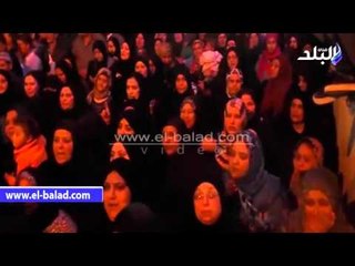 صدى البلد |"والدة الشهيد الحديدى" تحمل الحنة والشموع اثناء تشييع الجثمان