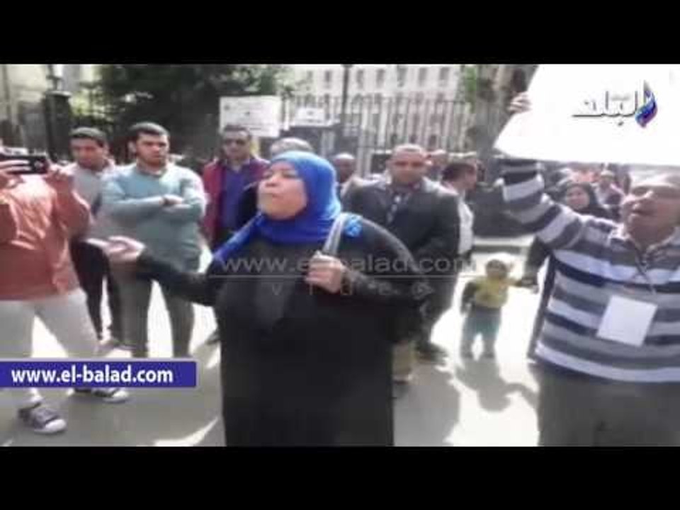 صدى البلد | سيدة لـ "عكاشة": أمك كانت بتعملنا أكل علشان نعملك مسيرات