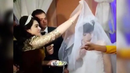 Recién casados y abofetea a su mujer por una broma con la tarta