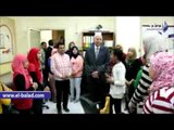 صدى البلد | محافظ أسوان يلتقى الطالبات المتفوقات بمدرسة بدرية حامد الإعدادية بنات