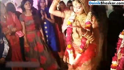 बारातियों की ख़ास फरमाइश पर दुल्हन का Dance वायरल