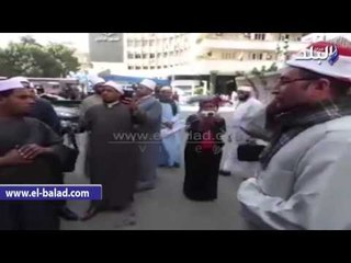 صدى البلد |  خطباء المكافأة يصلون الظهر أمام مجلس الوزراء