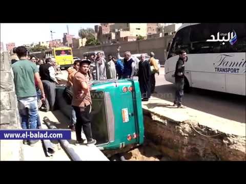 صدى البلد | انقلاب سيارة ميكروباص بسبب بلاعة صرف صحي برمسيس