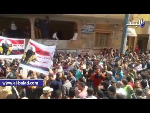 صدى البلد | نساء شها يستقبلون جثمان شهيد سيناء أمام المسجد بالزغاريد