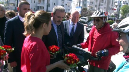 AK Parti Genel Başkan Yardımcısı Ünal, Antalya’da kadınlara çiçek hediye etti