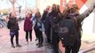 Media docena de feministas protestan ante la sede de Ciudadanos
