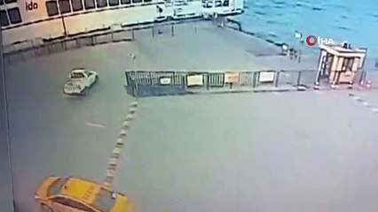 Eminönü'nde aracın denize uçma anı kamerada