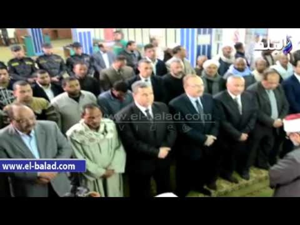 صدى البلد | محافظ بني سويف يتقدم مشيعيي شهيد الواجب في الفشن