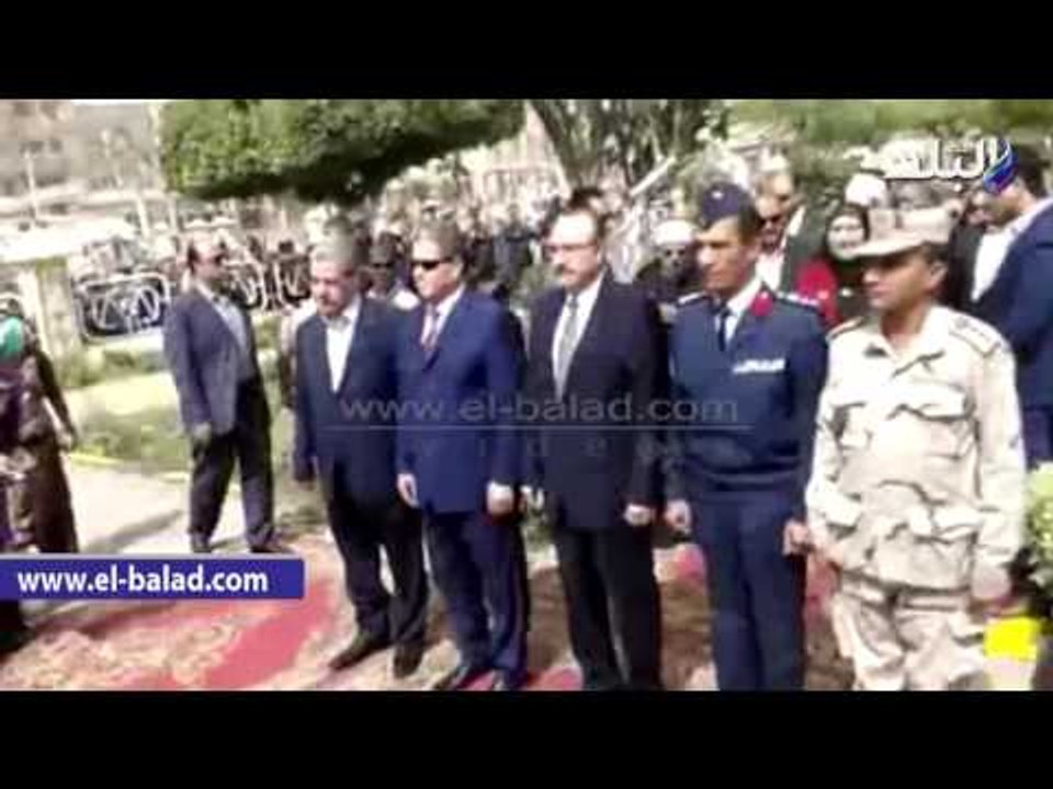 صدى البلد | محافظ بني سويف يضع أكاليل الزهورعلى النصب التذكاري