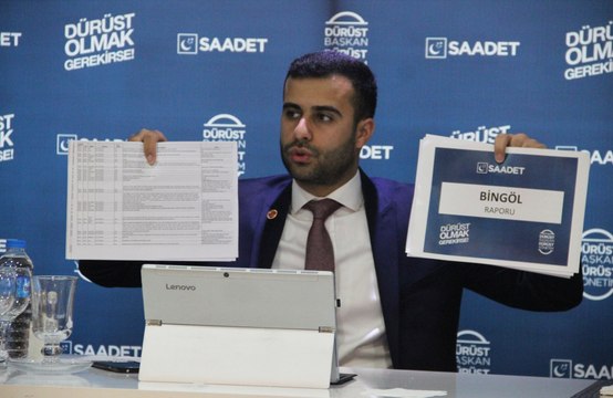 Saadet Partisi'nin Bingöl Adayı Ahmet Kaya'nın pankartları zabıta tarafından indirildi