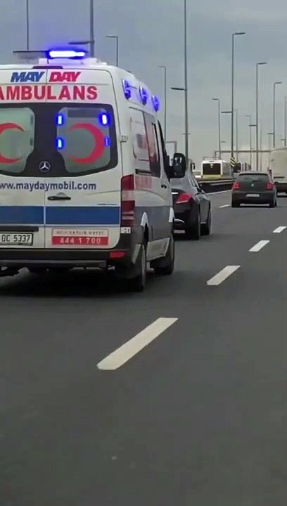 Un conducteur idiot ne veut pas laisser passer une ambulance sur l'autoroute !