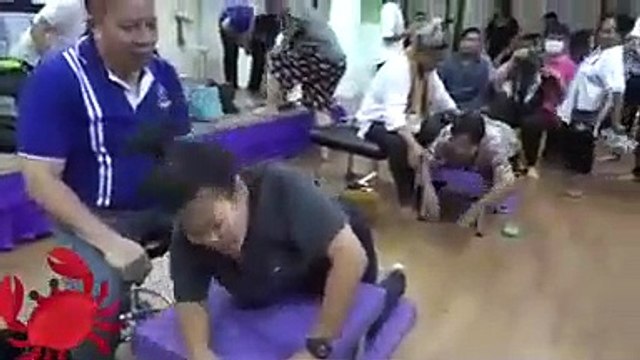 Soulager les douleurs de dos à coup de marteau... Extrême