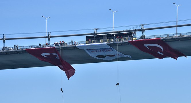 Kadın komandolar Dünya Kadınlar Günü’nde İstanbul Boğazı’na halatla indi