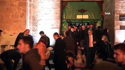 Başkan Aktaş, elleriyle helva dağıttı