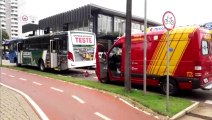 Batida entre ônibus e caminhonete deixa duas pessoas feridas na Av. Brasil