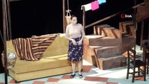 Oyuncu Dolunay Soysert, Kadınlar Günü için sahnede
