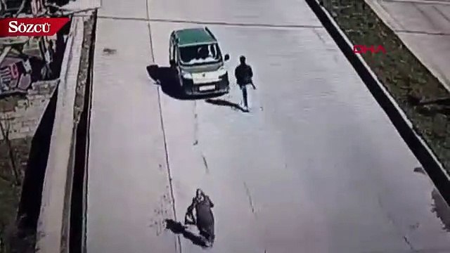 Kaçan saldırganı durdurmak isterken metrelerce sürüklendi