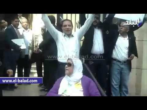 صدى البلد | محامى ينفعل على زملاءه أمام النقابة : السيسى حامى الوطن والشعب كله