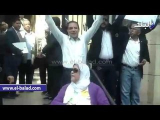 صدى البلد | محامى ينفعل على زملاءه أمام النقابة : " السيسى حامى الوطن والشعب كله "