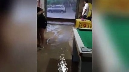 Após obras na Av. das Pombas, chuva invade bar e empresário reclama