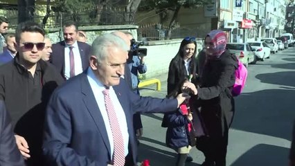 Binali Yıldırım, Karanfil Dağıttı