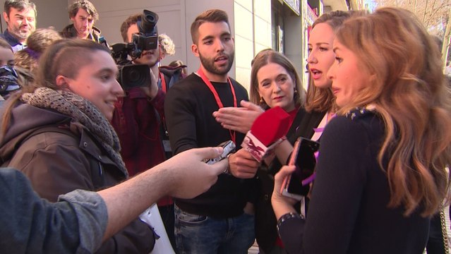 Media docena de feministas protestan ante la sede de Ciudadanos