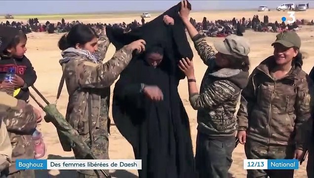 Syrie : une ancienne esclave sexuelle de l'Etat islamique brûle son voile après avoir fui les jihadistes