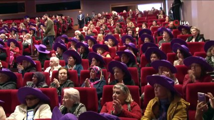 Kadına yönelik şiddete mor şapkalarıyla dikkat çektiler