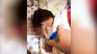 Une mère verse de l’eau sur le visage de son bébé endormi car il ne la laisse pas dormir et publie la vidéo sur Facebook