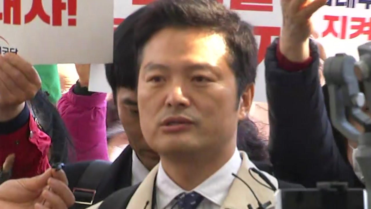 김태우, 추가 고발인 자격 조사...박형철 비서관 동기 변호사도 소환 / YTN