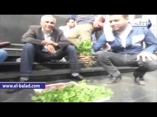 صدى البلد | عضو الصحفيين يبيع "جرجير" على سلالم النقابة