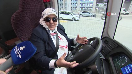 Şoför koltuğuna kadınların oturduğu HAVAİST, kadın yolcularını çiçeklerle karşıladı