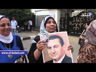 صدى البلد | أنصار مبارك يحتفلون بعيد ميلاد مبارك أمام "المعادي العسكري" بالطبول والمزامير