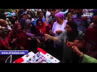 صدى البلد | أنصار مبارك يحتفلون بعيد ميلاده بـ"تورتة" أمام "المعادي العسكري"