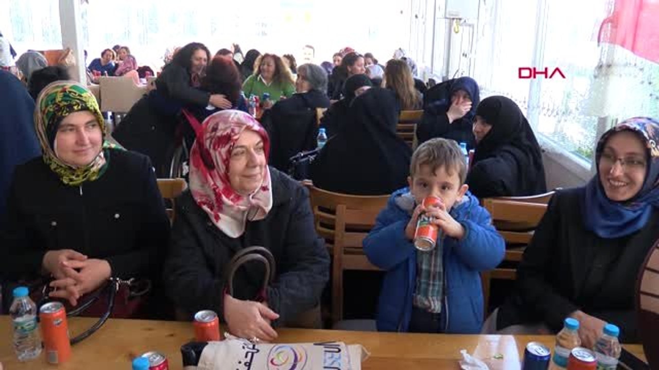 İstanbul AK Parti Beylikdüzü Belediye Başkan Adayı Işık, Kadınlara Balık Pişirip, Dağıttı