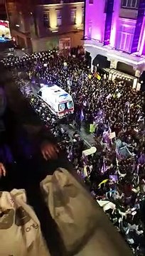 İstiklal Caddesi girişinde ambulans geçişi sırasında açılan polis bariyeri yeniden kapatıldı