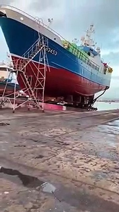 Un bateau tombe au moment de la mise à l'eau.