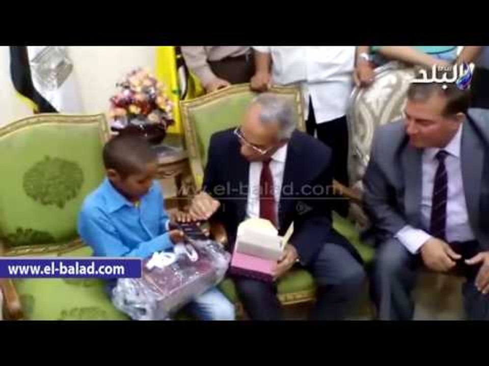 صدى البلد | محافظ شمال سيناء يستقبل تلميذ الإبتدائي صاحب عبارة "أمي ماتت"