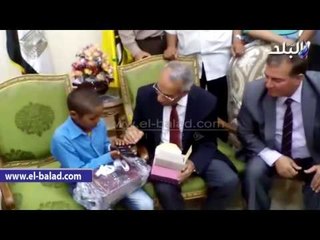 صدى البلد | محافظ شمال سيناء يستقبل تلميذ الإبتدائي صاحب عبارة "أمي ماتت"