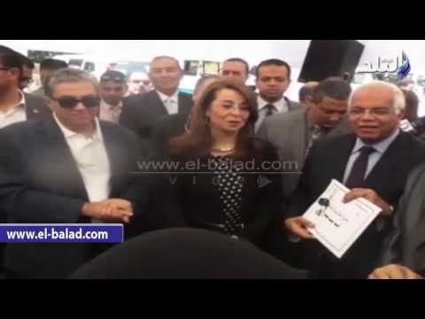 صدى البلد | محافظة القاهرة توزع 22 ميكروباصا صديقا للبيئة بحديقة الأزهر