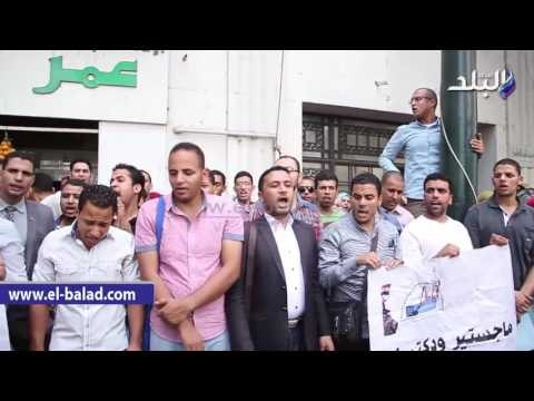 صدى البلد | حاملو الماجستير يرفعون الخس والجرجير أثناء تظاهرهم أمام الوزراء