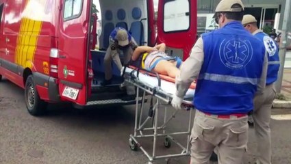 Mulher fica ferida após batida entre carros