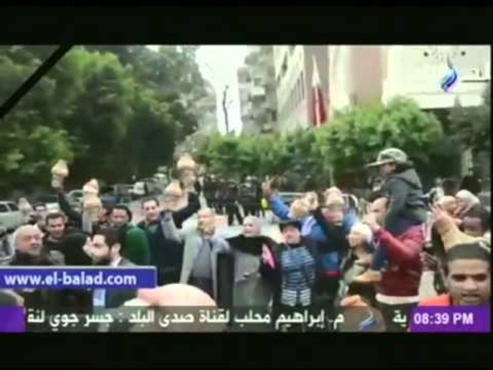 المصريون يودعون سفير قطر بـ " القلل " أمام السفارة