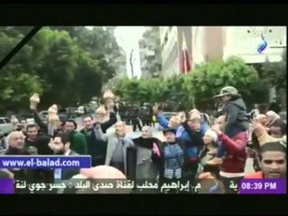 المصريون يودعون سفير قطر بـ " القلل " أمام السفارة