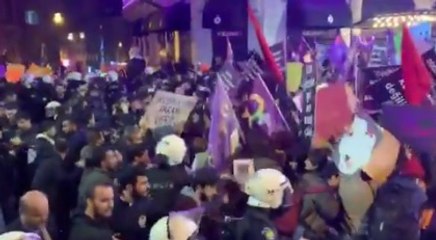 Kadınların yürüyüşüne polislerden müdahale