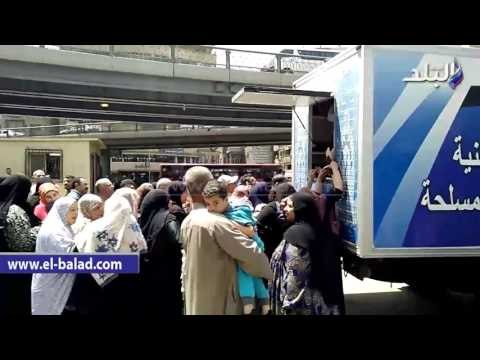 صدى البلد | زحام أمام سيارات الخدمة الوطنية للحصول على السلع الغذائية